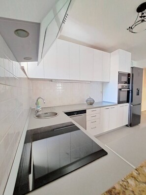 Kühlschrank, Mikrowelle, Ofen, Herdplatte