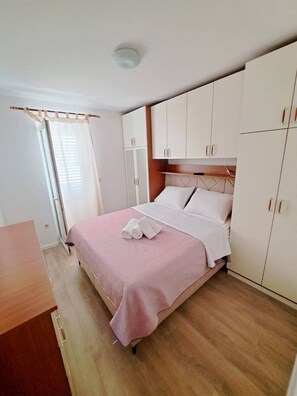 3 slaapkamers, een strijkplank/strijkijzer, wifi, beddengoed