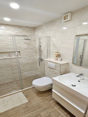 Dusche, Haartrockner, Handtücher