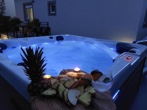 Mihael Holiday House - Three Bedroom Holiday Home with jacuzzi