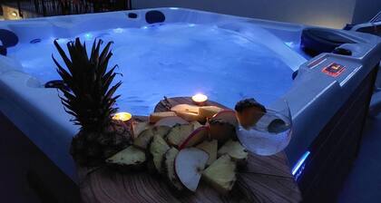Mihael Holiday House - Three Bedroom Holiday Home with jacuzzi