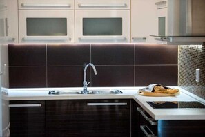 Réfrigérateur, four à micro-ondes, un four, surface de cuisson