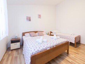 5 bedrooms, iron/ironing board, Internet, bed sheets