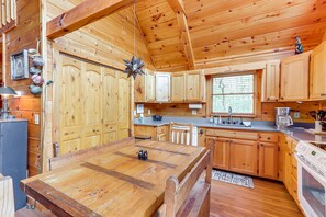 Fridge, microwave, oven, stovetop - Peaceful Cabin w/ Hot Tub: 11 Mi to Blue Ridge! (Epworth)