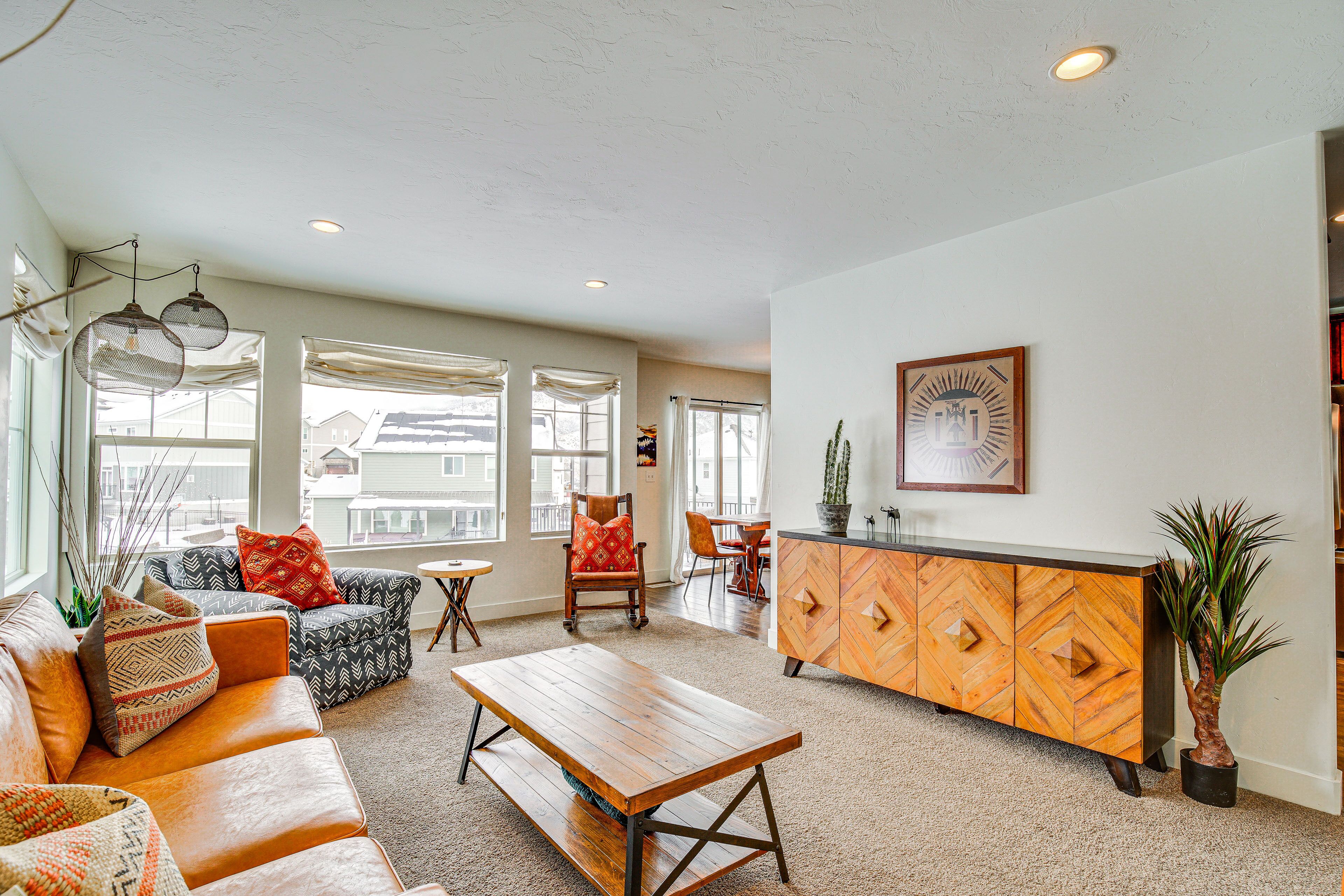 Draper Townhome w/ Mountain Views: Hike & Ski!