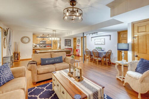 'Foxes Den' w/ Hot Tub, Pool Table & Fire Pit!
