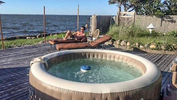 Outdoor spa tub