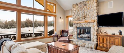 Fernseher, Kamin, Videospiele, DVD-Player