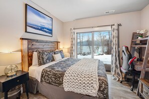 3 bedrooms, iron/ironing board, Internet, bed sheets - Luxe lakefront condo with stunning view & boat slip - walk to City Beach (Whitefish)