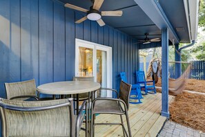 Outdoor dining - Palm-lined hideaway with pool, hammock, & spacious interior - dog-friendly (Hilton Head)