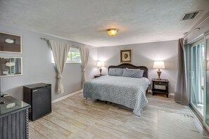 4 bedrooms, desk, iron/ironing board, WiFi - Bright Fort Myers Home w/ Pool - 9 Mi to Beach! (Fort Myers)