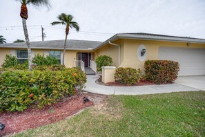 Exterior - Bright Fort Myers Home w/ Pool - 9 Mi to Beach! (Fort Myers)