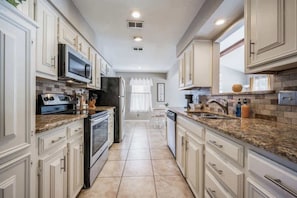 Private kitchen - Centrally Located 3BR 2BA - ! (Denton)