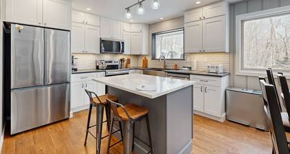 Bears Crossing home next to Mt. Snow with fireplace, game tables, pool & tennis