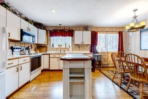 Fridge, microwave, oven, stovetop - Bears Crossing home next to Mt. Snow with fireplace, game tables, pool & tennis (Mount Snow)