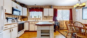 Bears Crossing home next to Mt. Snow with fireplace, game tables, pool & tennis