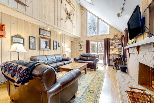 TV, fireplace, DVD player, video library - Bears Crossing home next to Mt. Snow with fireplace, game tables, pool & tennis (Mount Snow)