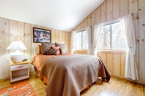 4 bedrooms, iron/ironing board, Internet, bed sheets - Bears Crossing home next to Mt. Snow with fireplace, game tables, pool & tennis (Mount Snow)