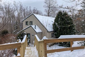 Exterior - Bears Crossing home next to Mt. Snow with fireplace, game tables, pool & tennis (Mount Snow)