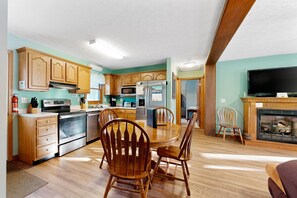 Fridge, microwave, oven, stovetop - Peaceful hideaway with large yard, hot tub, grill, firepit, smart TVs, & AC (Swanton)