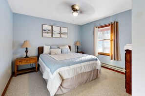 3 bedrooms, iron/ironing board, Internet, bed sheets - Peaceful hideaway with large yard, hot tub, grill, firepit, smart TVs, & AC (Swanton)