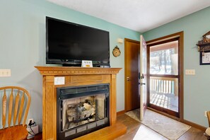 Interior - Peaceful hideaway with large yard, hot tub, grill, firepit, smart TVs, & AC (Swanton)