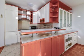 Refrigerador, microondas, horno y lavavajillas 