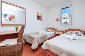 3 habitaciones, tabla de planchar con plancha y wifi gratis 