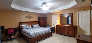 2 chambres, bureau, fer et planche à repasser, lit parapluie