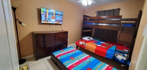 2 habitaciones, escritorio y tabla de planchar con plancha 