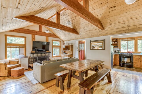 Charming mountain retreat with great deck views & fire pit - near skiing & golf