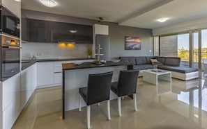 Geladeira, micro-ondas, fogão, cooktop