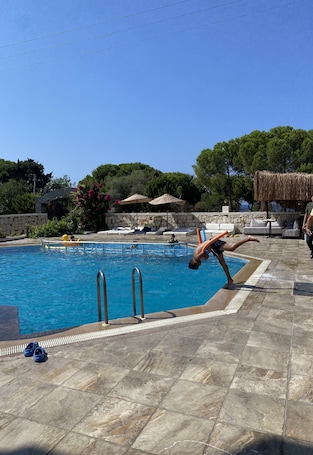 Una piscina al aire libre de temporada