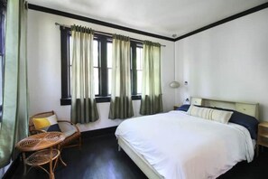 2 sovrum, skrivbord, strykjärn/strykbräda och resesäng