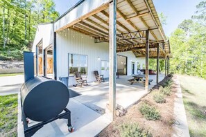 Outdoor dining - Unique and tranquil mountain-side getaway, close to Guntersville Lake. (Grant)