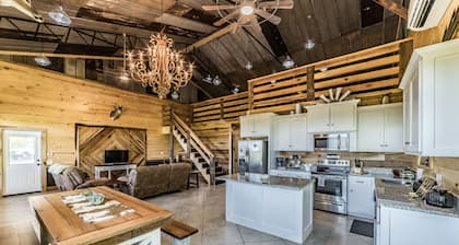 Unique and tranquil mountain-side getaway, close to Guntersville Lake.