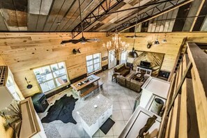 Smart TV, fireplace, table tennis - Unique and tranquil mountain-side getaway, close to Guntersville Lake. (Grant)