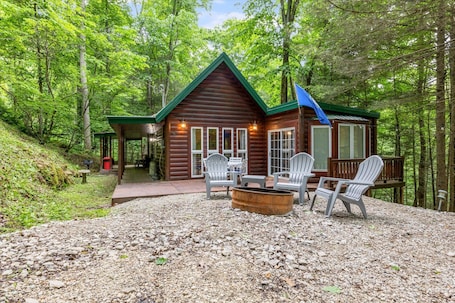 Terrace/patio. Fern Gulley Cabin with Hot Tub, Pet Friendly, near DBBB / Hollerwood
