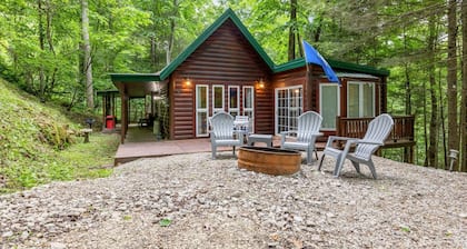 Fern Gulley Cabin with Hot Tub, Pet Friendly, near DBBB / Hollerwood