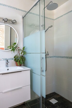 Een douche, een bubbelbad, een haardroger, handdoeken