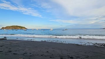 Playa en los alrededores, camastros y toallas de playa