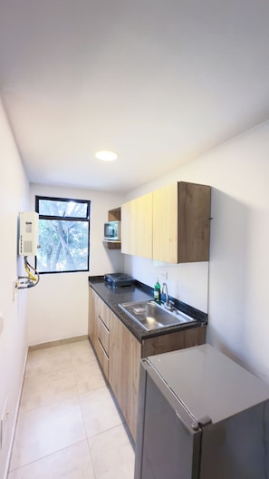 Comfort Apartment | Private kitchen | Full-size fridge, microwave, dishwasher, cookware/dishes/utensils - EDIFICIO FENICIA (Medellín)