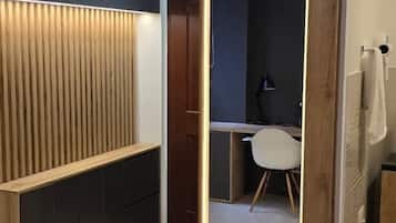 Deluxe Loft | Individually furnished, desk, free WiFi, bed sheets