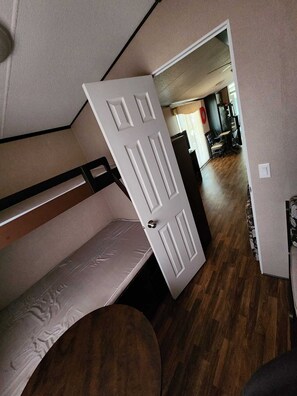 2 bedrooms, WiFi, bed sheets - Beautiful cottage (203) in the Vine yards of Niagara On The Lake. (Niagara-on-the-Lake)