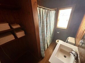 Douche, serviettes fournies, papier toilette