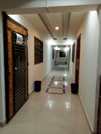 Peaceful & Executive appartment for a family. Nearby supermarkets, airport .