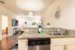 Fridge, microwave, oven, stovetop - Charmin House/LUCAYAVILLAGE/Outlets/3BD 2BA/10m to Disney  (Kissimmee)