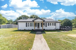 Exterior - Chic and cozy home near the hospital: 3 comfy rooms, TVs, stylish amenities. (Gastonia)