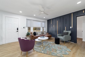 Smart TV, fireplace - Chic and cozy home near the hospital: 3 comfy rooms, TVs, stylish amenities. (Gastonia)