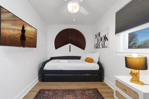3 bedrooms, iron/ironing board, travel cot, WiFi - Chic and cozy home near the hospital: 3 comfy rooms, TVs, stylish amenities. (Gastonia)